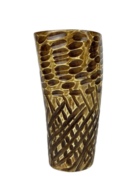 Vase aus Horn mit eingeschnitztem Muster